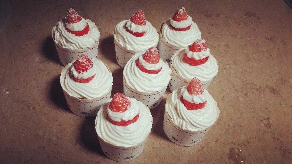 杯子草莓蛋糕cupcake