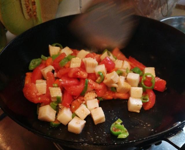西红柿辣椒炒魔芋的做法