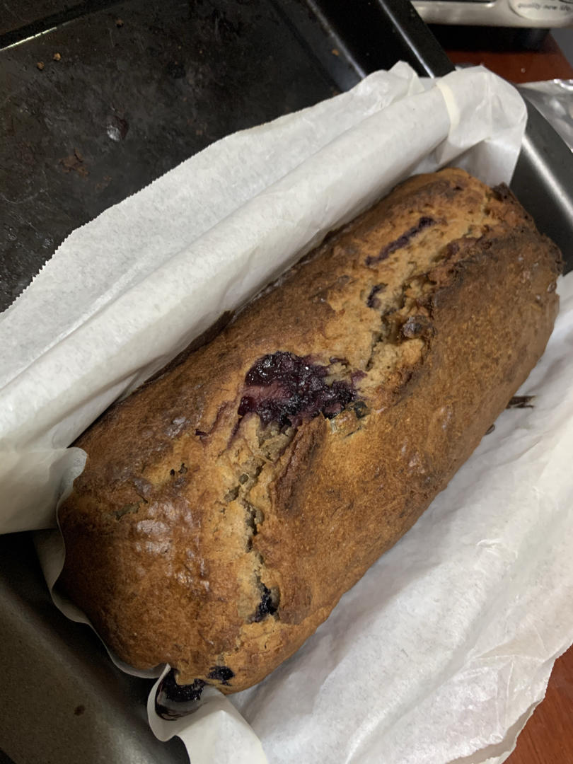 准备祖传的香蕉蓝莓玛芬蛋糕