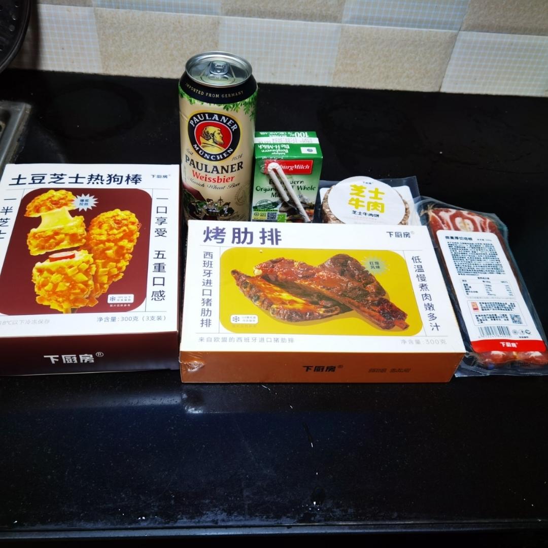 冬日精致快手下午茶（土豆芝士热狗棒沙拉 + 橙汁伏特加）