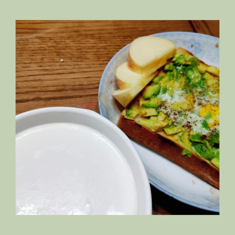 五分钟一人营养早餐：牛油果鸡蛋全麦吐司