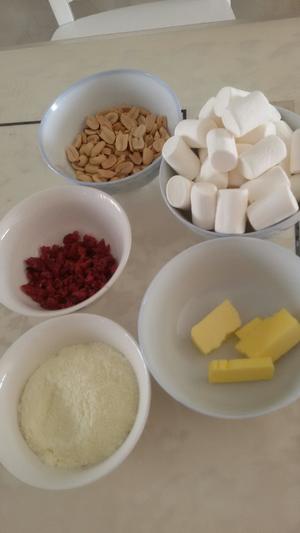 酸酸甜甜蔓越梅牛轧糖的做法 步骤1