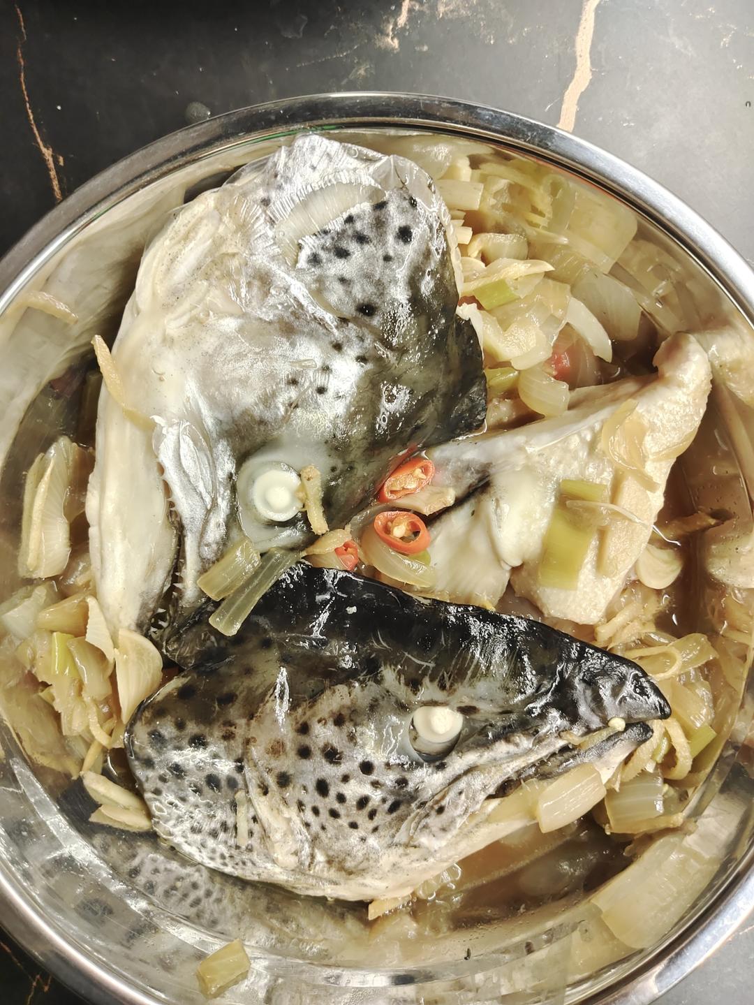 8分钟上桌的美食——砂锅三文鱼头煲