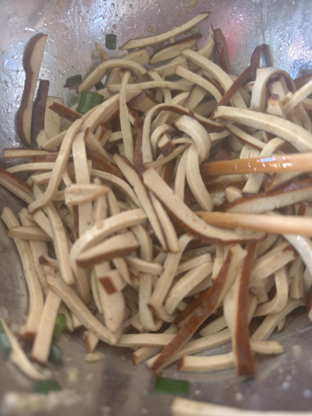 凉拌豆腐干(凉拌菜通用，宝贝儿子“念念不忘”之二,他喜欢的“微微辣”级别)