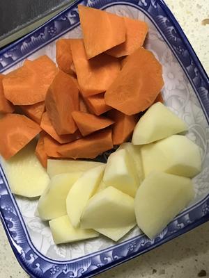 快手菜—土豆咖喱鸡的做法 步骤3