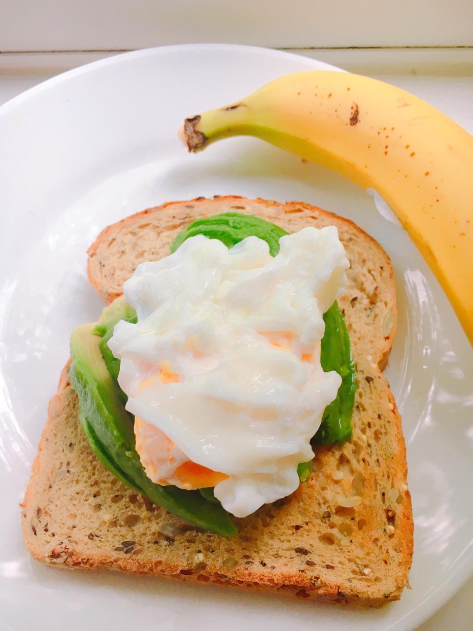【健康能量早餐】流黄荷包蛋牛油果酱配全麦面包