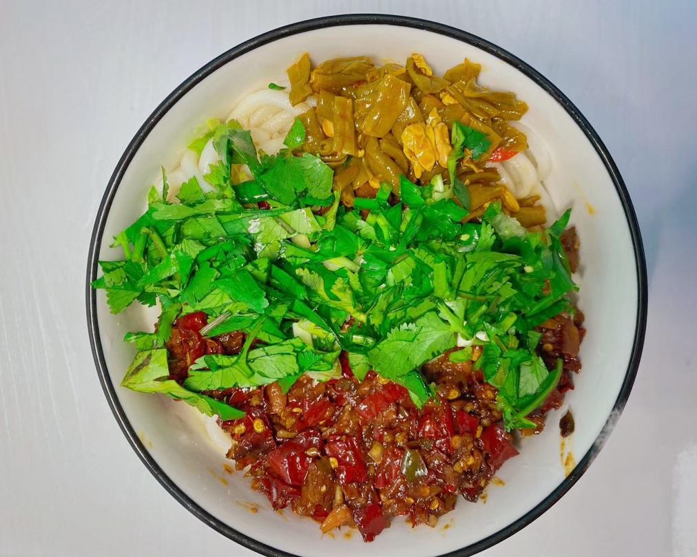 牛肉拌米粉🥢简单易学，自己炒酱哦