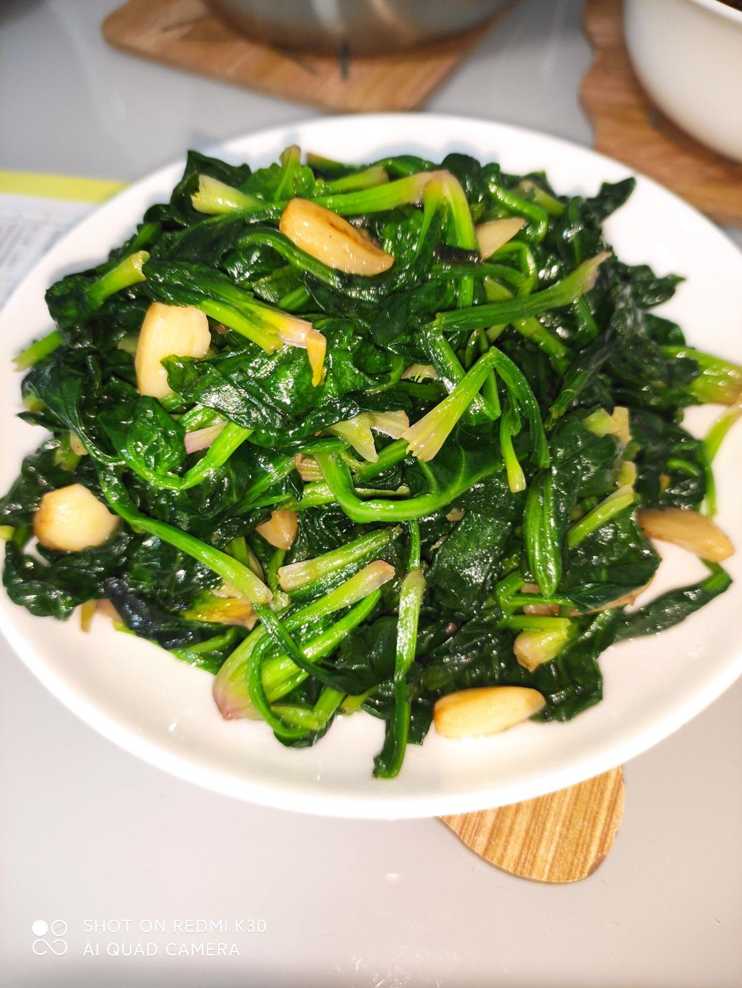 不涩口又嫩的清炒菠菜