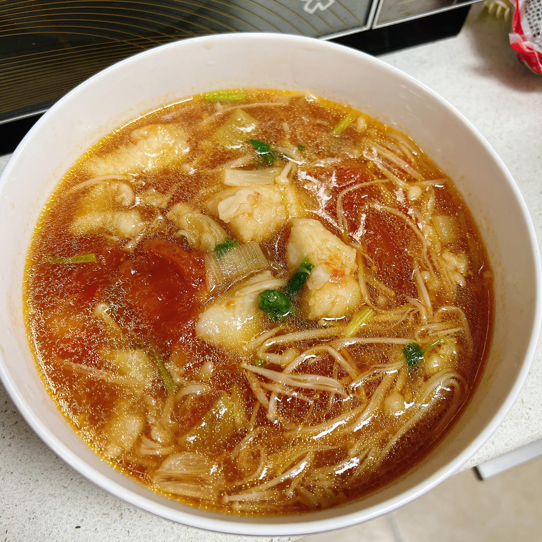 番茄味的水煮巴沙鱼柳，连汤带肉都吃光