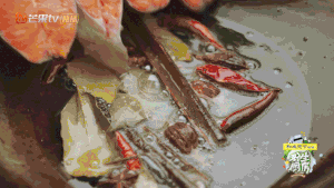 《野生厨房》柴火炖大马哈鱼的做法 步骤1