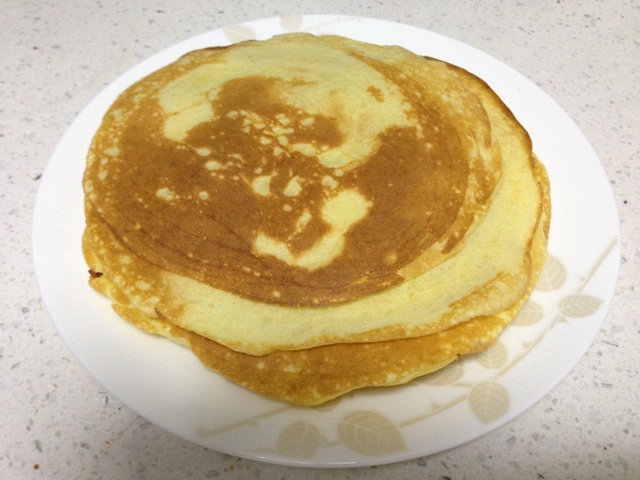 【酸奶松饼yogurt pancake】，搭上黑莓果酱和枫糖的美味。