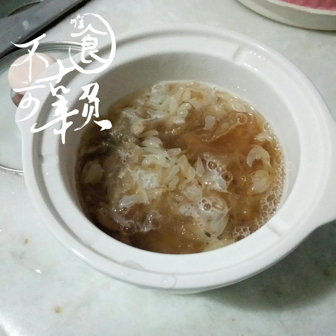 添加柚子果肉的红枣桂圆银耳汤