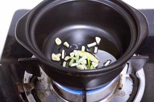 油豆腐白菜粉丝煲的做法 步骤3