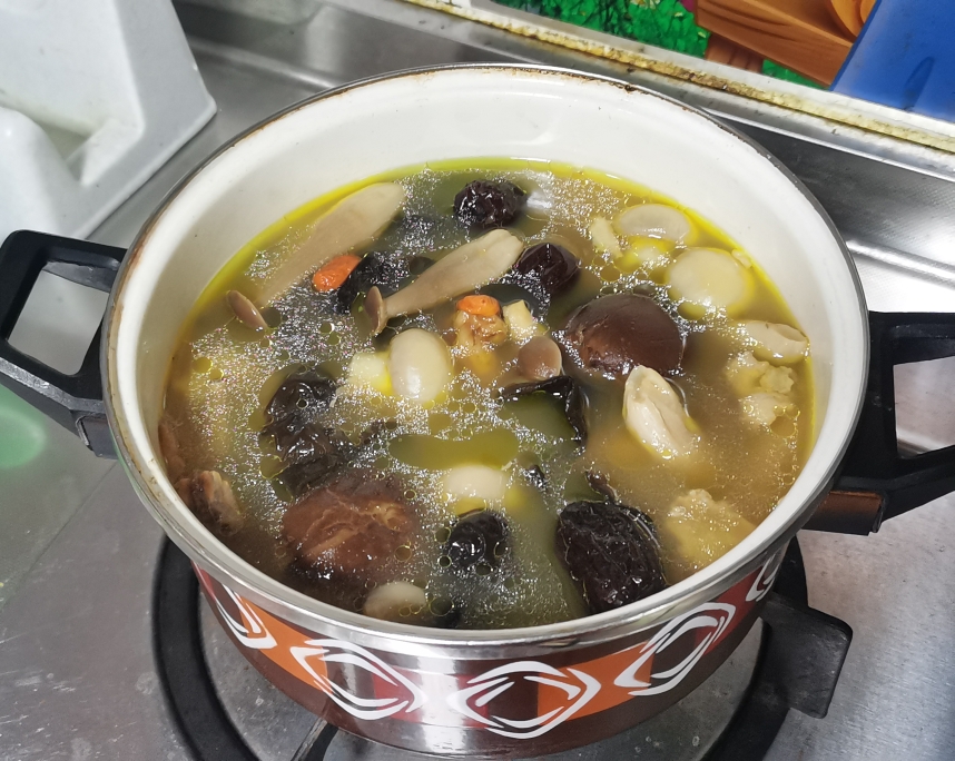 一鸡多吃～菌菇炖鸡架汤的做法
