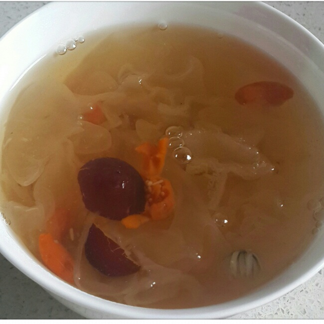 银耳红枣枸杞甜汤