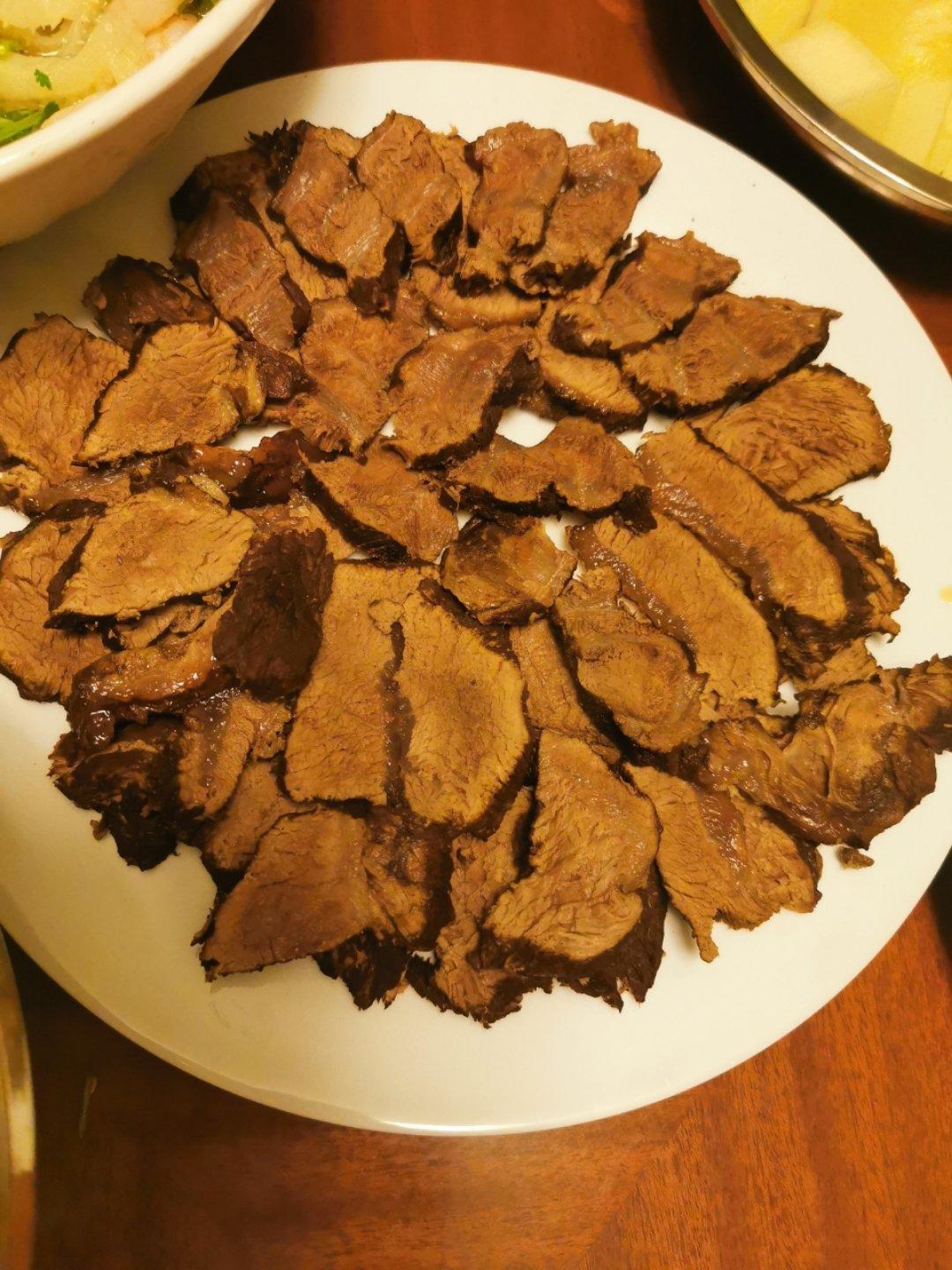 用有态度的【五香卤牛肉】，下有故事的酒