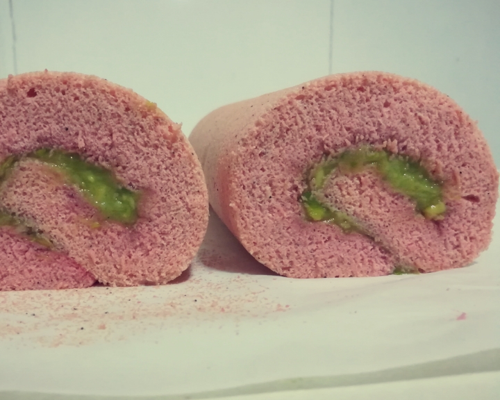 粉粉嫩嫩的火龙果蛋糕卷(无油版)的做法 步骤10
