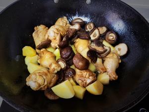 土豆香菇炖鸡腿/鸡块的做法 步骤6