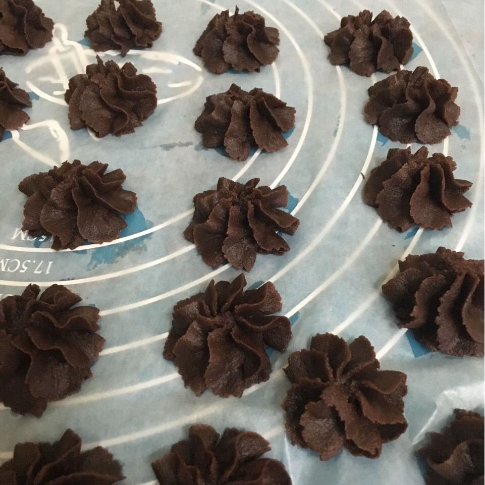 挤花毫无压力的巧克力曲奇
