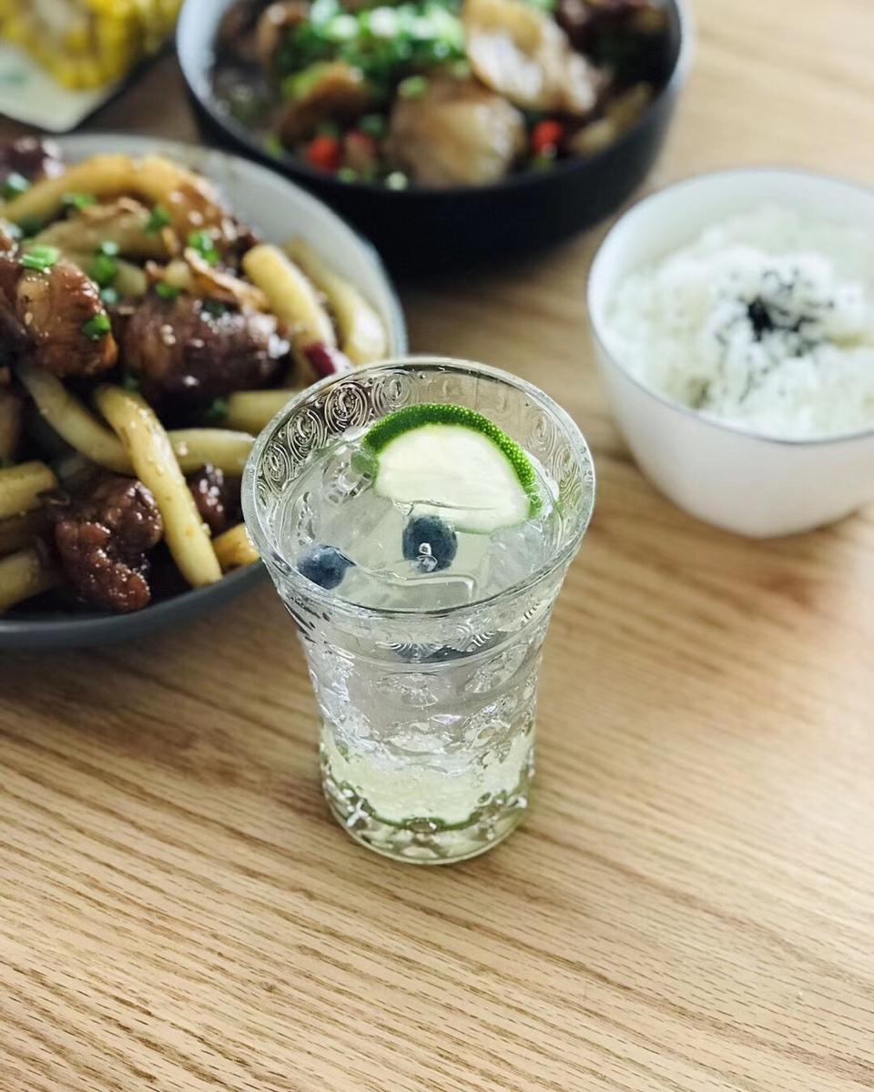 自制晶莹剔透、口感凉滑的——冰粉粉