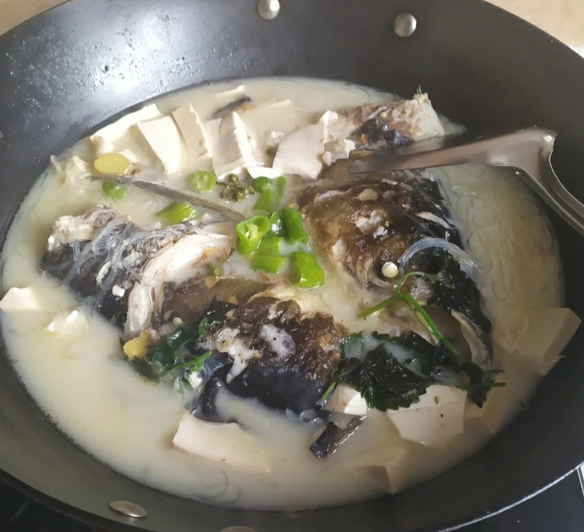 湘菜鱼头豆腐汤(山胡椒味)，汤白鱼鲜味道好！的做法