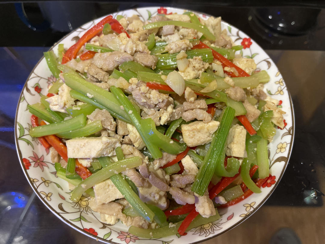 能干三碗饭的芹菜炒肉