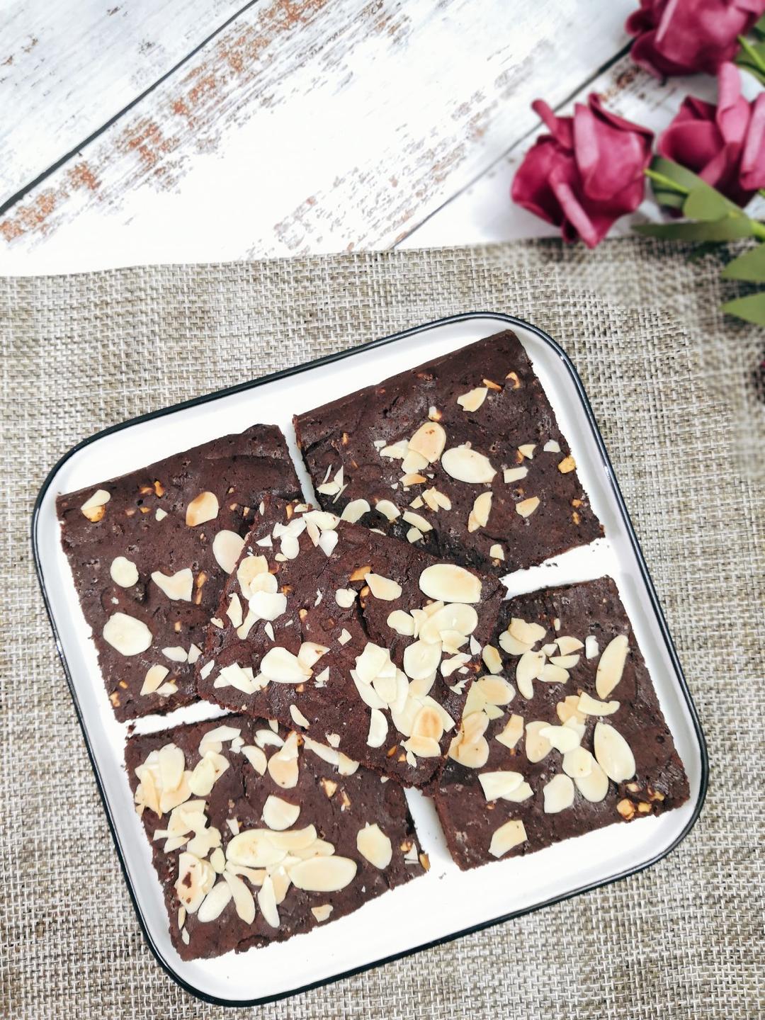 香味浓郁的巧克力布朗尼蛋糕