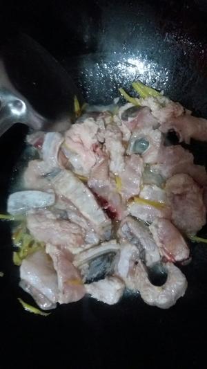 排毒养生~腐竹木耳鳗鱼汤的做法 步骤4