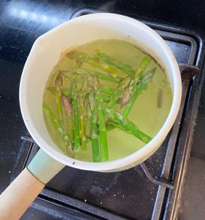 培根芦笋浓汤 不用油也很香浓的做法 步骤6