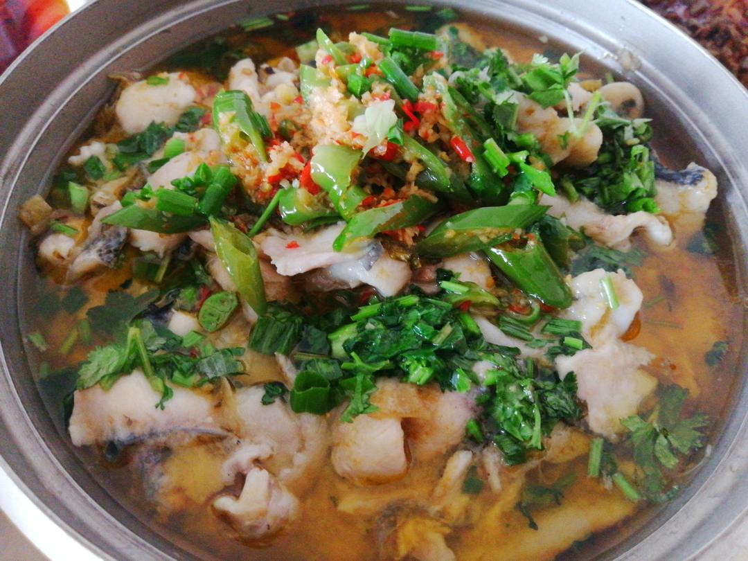 酸菜鱼一捞就碎？大厨秘授绝招，果然鱼片嫩滑有弹性，快来试试吧！