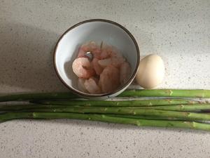 《昨日的美食》之干烧虾仁佐芦笋炒蛋的做法 步骤2
