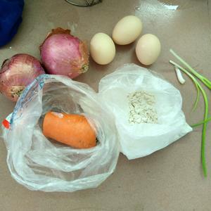 洋葱红萝卜鸡蛋饼的做法 步骤1