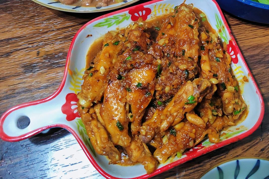 蒜香浓郁，鲜嫩多汁的蒜香鸡翅