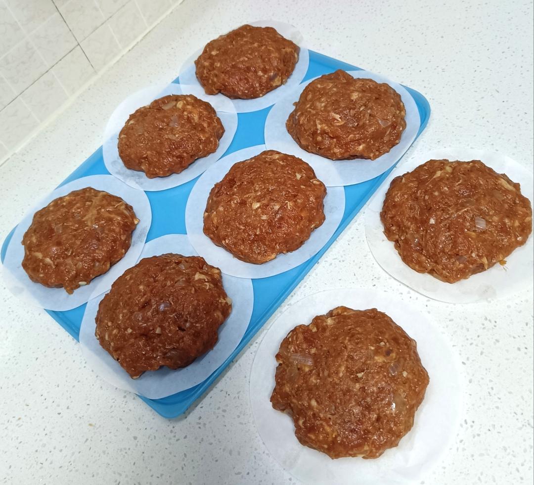 爆汁的牛肉汉堡肉饼