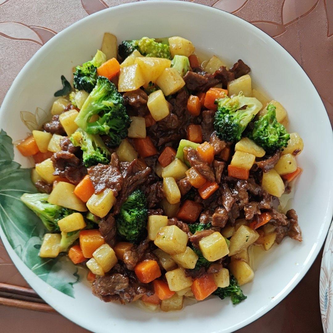 土豆燉牛肉之饭扫光，这样做也太香了吧，还没出锅已是浓香四溢了