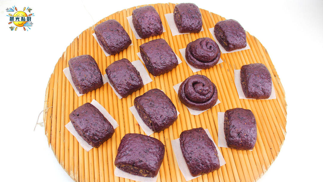 9.9元一盒的桑葚除了生吃做果酱，加点面粉蒸出来同样好吃又健康的做法