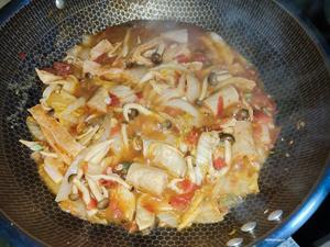 神奇茄汁海鲜菇卫龙捞面条的做法 步骤2