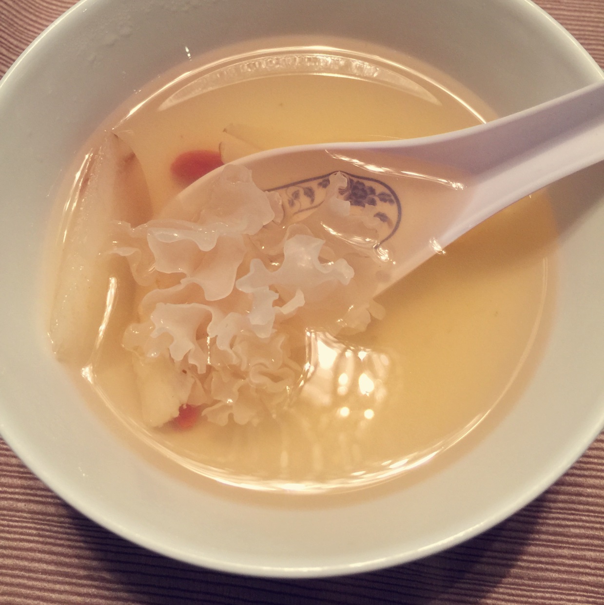 冰糖百合银耳雪梨汤