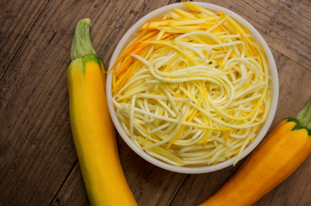 后观音做的【健康三餐】泰式炒西葫芦"面条"(附不同擦丝工具比较)