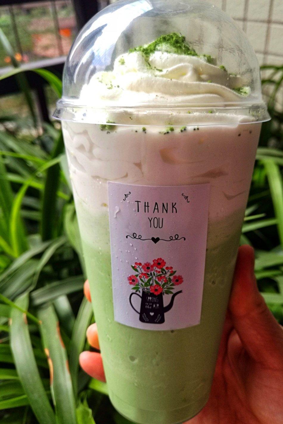 抹茶白巧拿铁奶盖茶
