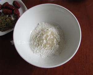 红枣糯米牛奶发糕的做法 步骤2