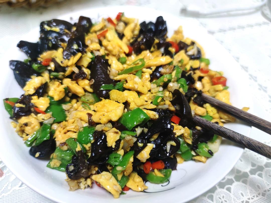 黑木耳青椒炒鸡蛋（营养又下饭）