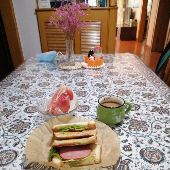 火腿肉松三明治+拿铁+橙子
