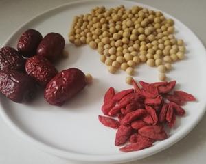 红枣枸杞豆浆【破壁机食谱】的做法 步骤1