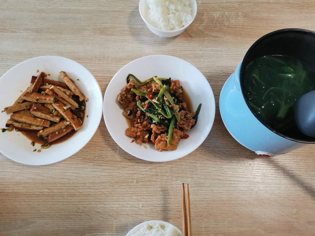 小白菜炖酥肉，鲜香美味，清淡可口