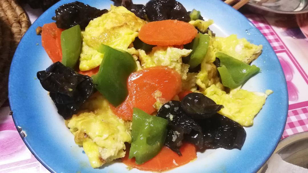 这么搭配也太香了！青椒胡萝卜木耳炒鸡蛋