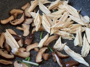 腐竹烧香菇的做法 步骤7