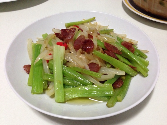 腊肠炒芹菜