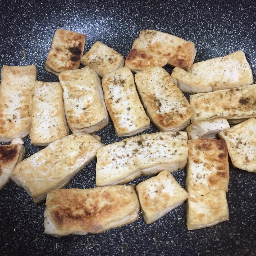 8分钟椒盐煎豆腐，堪比烧烤摊,好吃，快手，简单易操作，成本不足5块钱