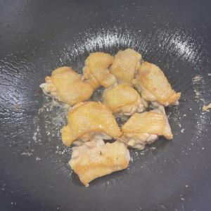 不一样的鸡中翅料理之，家庭版鸡肉炖蘑菇红烧鸡块的做法 步骤3